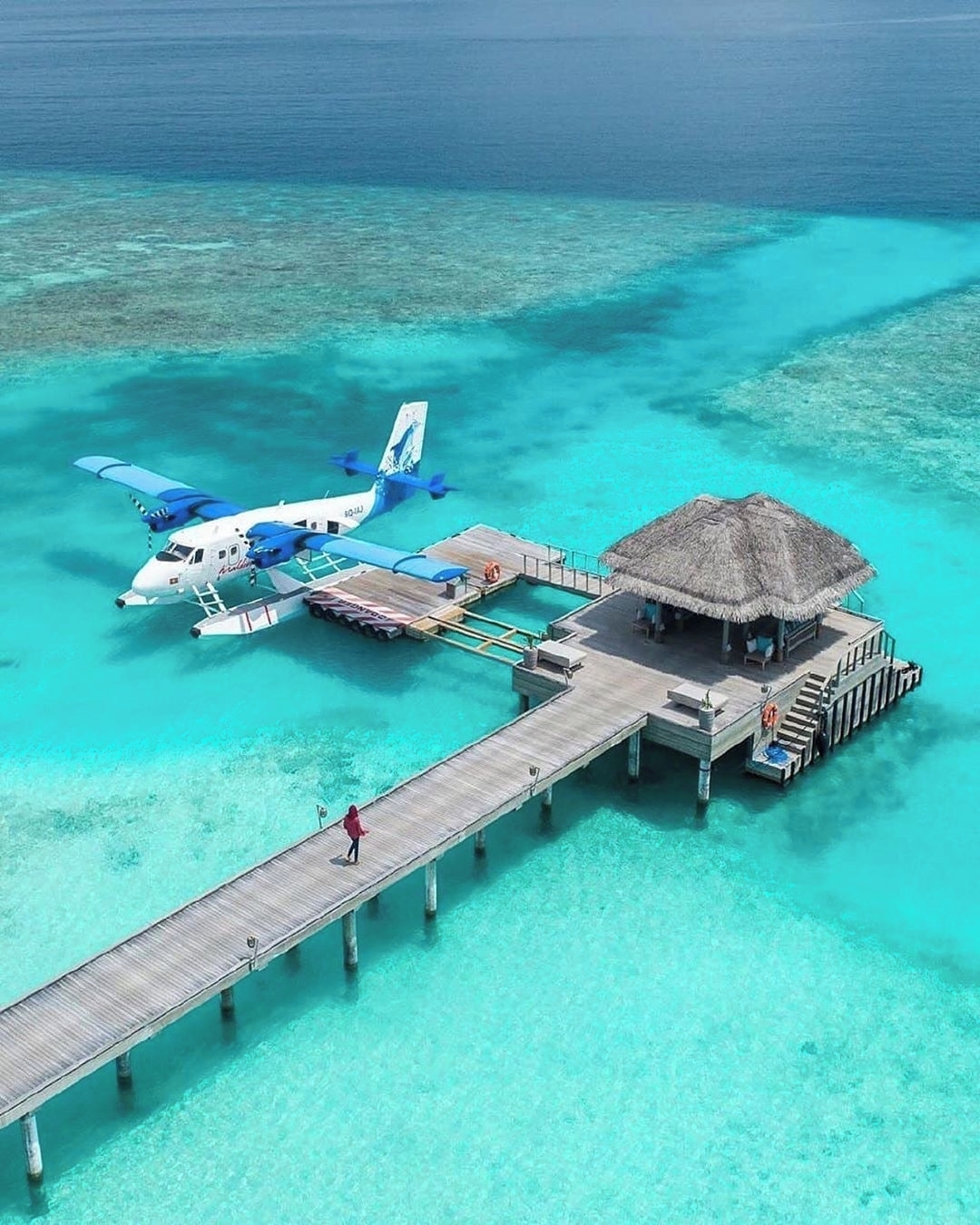 Di chuyển từ Male ra resort bạn có thể lựa chọn tàu cao tốc hoặc thuỷ phi cơ để ngắm toàn cảnh quốc đảo xinh đẹp này