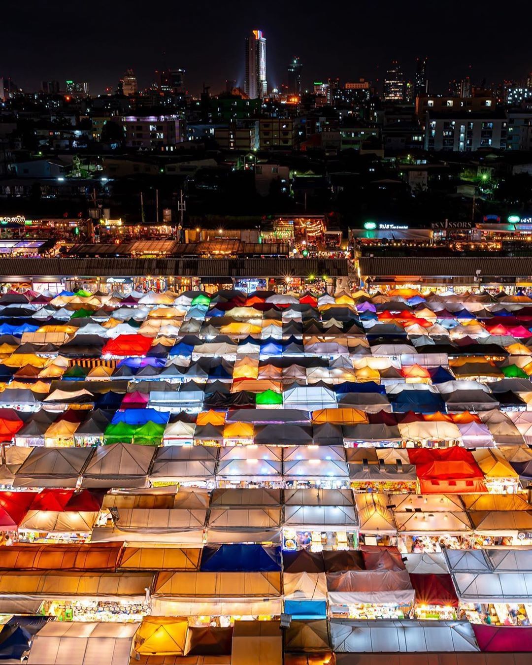Những khu chợ đêm là lựa chọn hoàn hảo nếu bạn muốn khám phá thế giới ăn vặt hè phố ở Bangkok