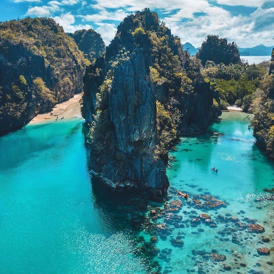  El Nido được mệnh danh là hòn đảo rồng của Philippines với hơn 50 bãi biển, những bãi tắm tuyệt đẹp cùng với hệ sinh thái biển vô cùng phong phú, những dải san hô đầy màu sắc