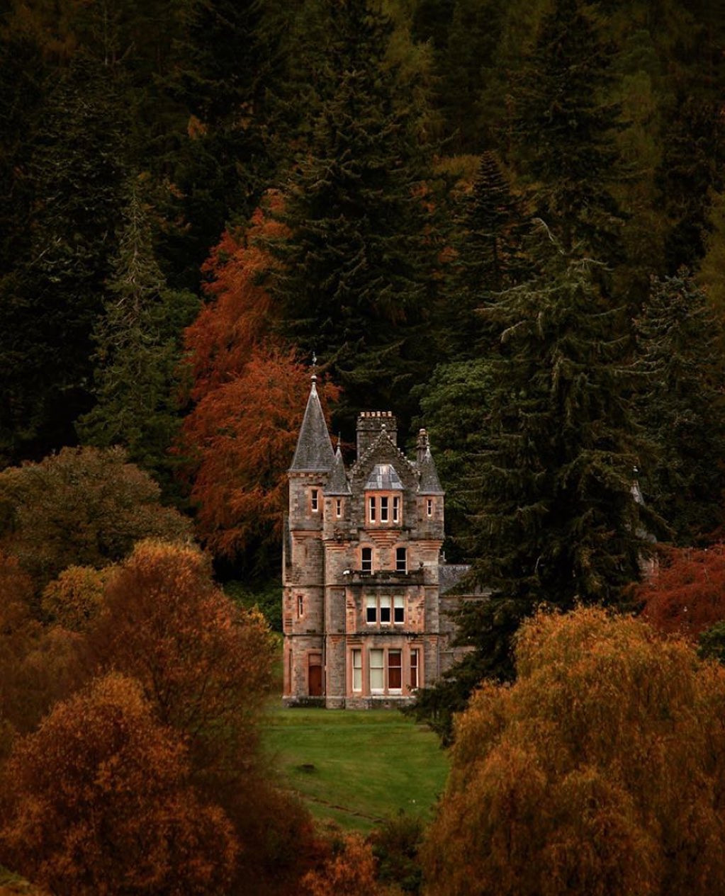 Perthshire, thường được gọi là Big Trees Country, là một trong những địa điểm có cảnh sắc đẹp nhất ở châu Âu vào mùa thu.