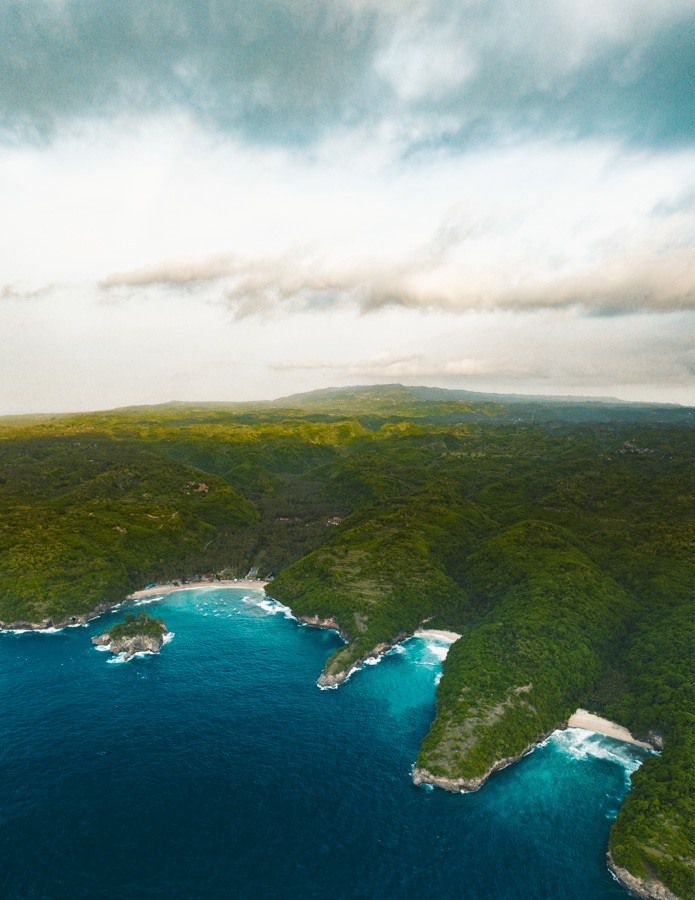 Hình ảnh từ trên cao xuống bãi biển Pandan - Nusa Penida @jackson.groves