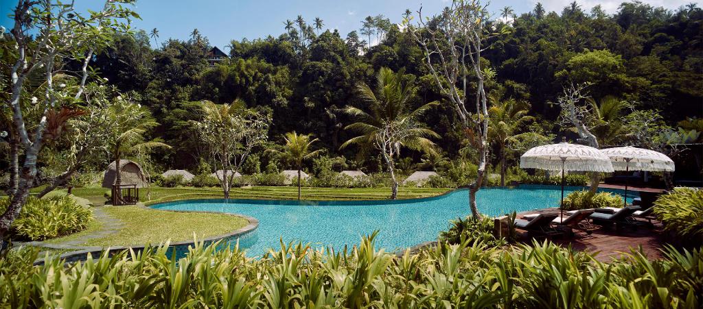 Khuôn viên xinh xắn và ngập sắc xanh tươi của resort Mandapa @mandapareserve