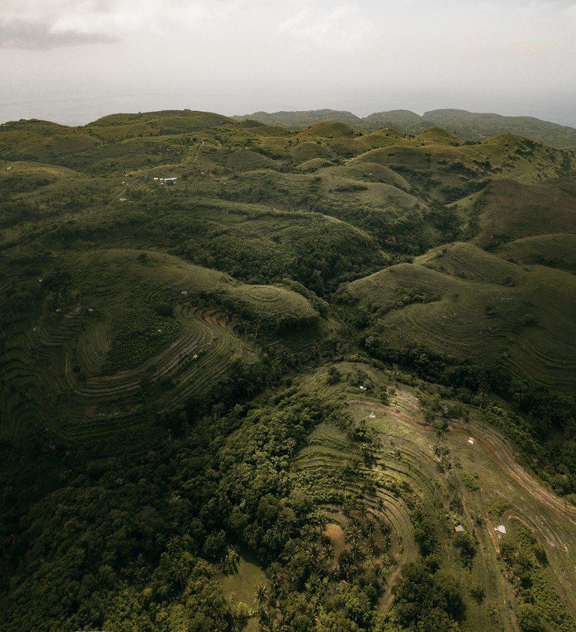 Hình ảnh chụp từ flycam xuống ngọn đồi Teletubbie Hill tại Nusa Penida @jackson.groves