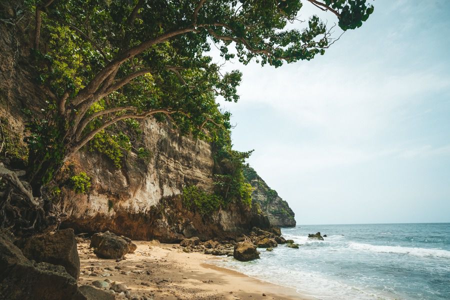 Tembeling là một bãi biển hoang sơ cần được khám phá tại Nusa Penida @jackson.groves