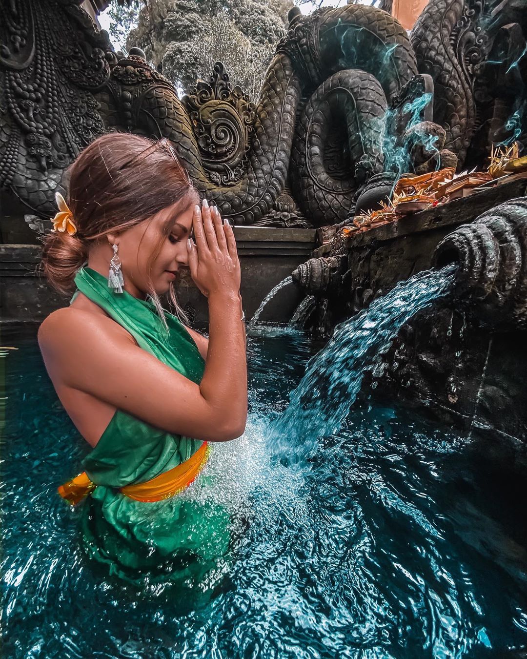 Để vào tắm suối nước thiêng tại Tirta Empul, khách du lịch cuốn Sarong @jennnnypa