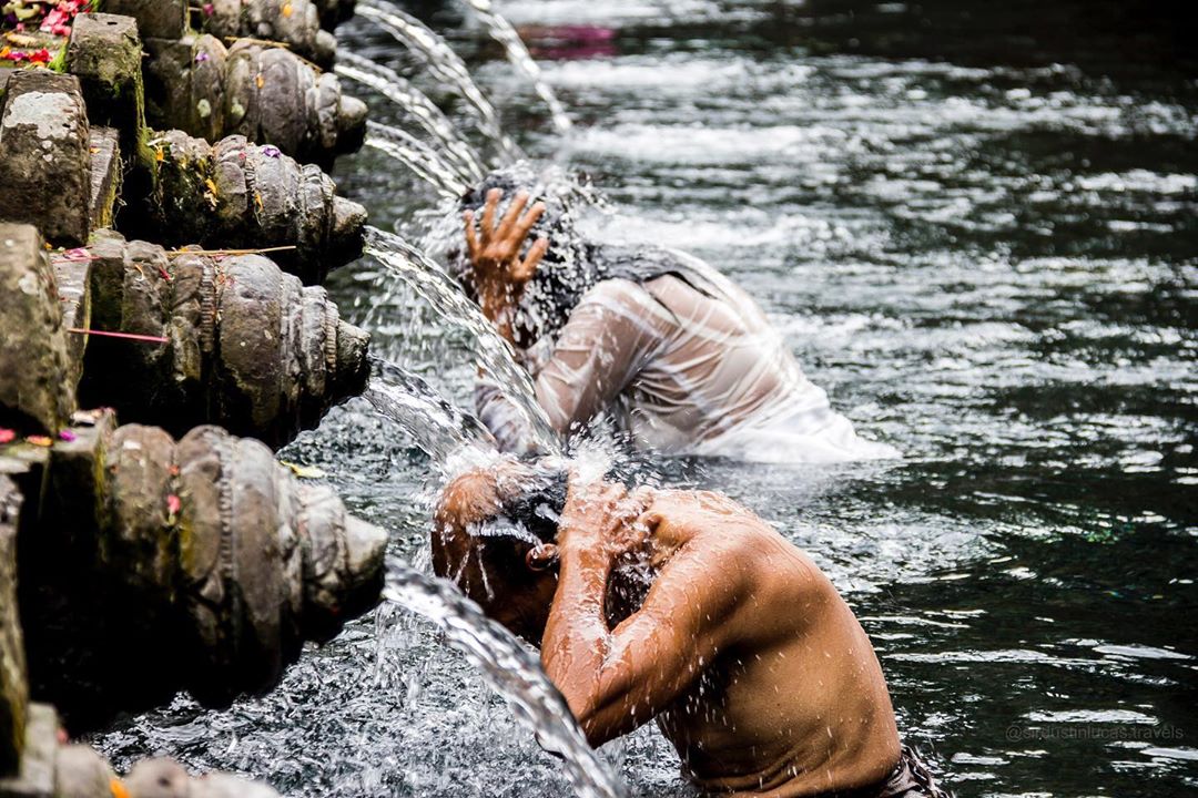 Nghi lễ tắm nước thiêng truyền thống tại đền Tirta Empul @sirdustinlucas.travels