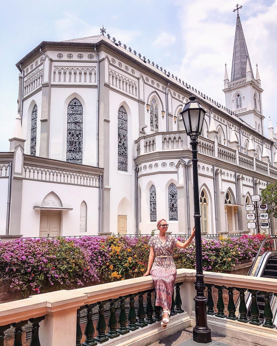 Chijmes: nhà thờ được trang hoàng sang trọng bậc nhất. Nổi bật trong sắc trắng, nhà thờ là nơi chứng nhân cho tình yêu lứa đôi của những cặp tình nhân 