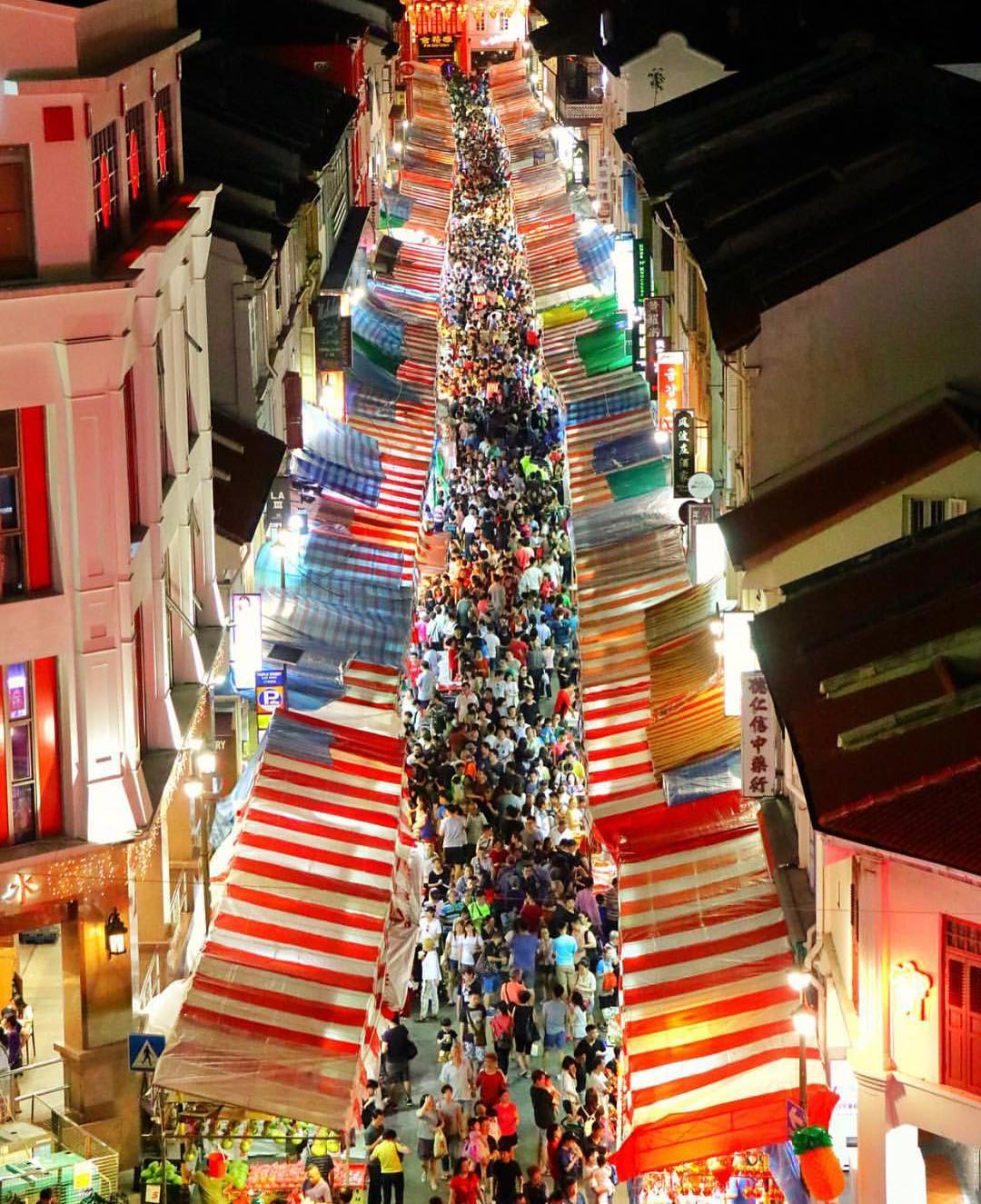 China town sôi động và lung linh sắc màu khi đêm về