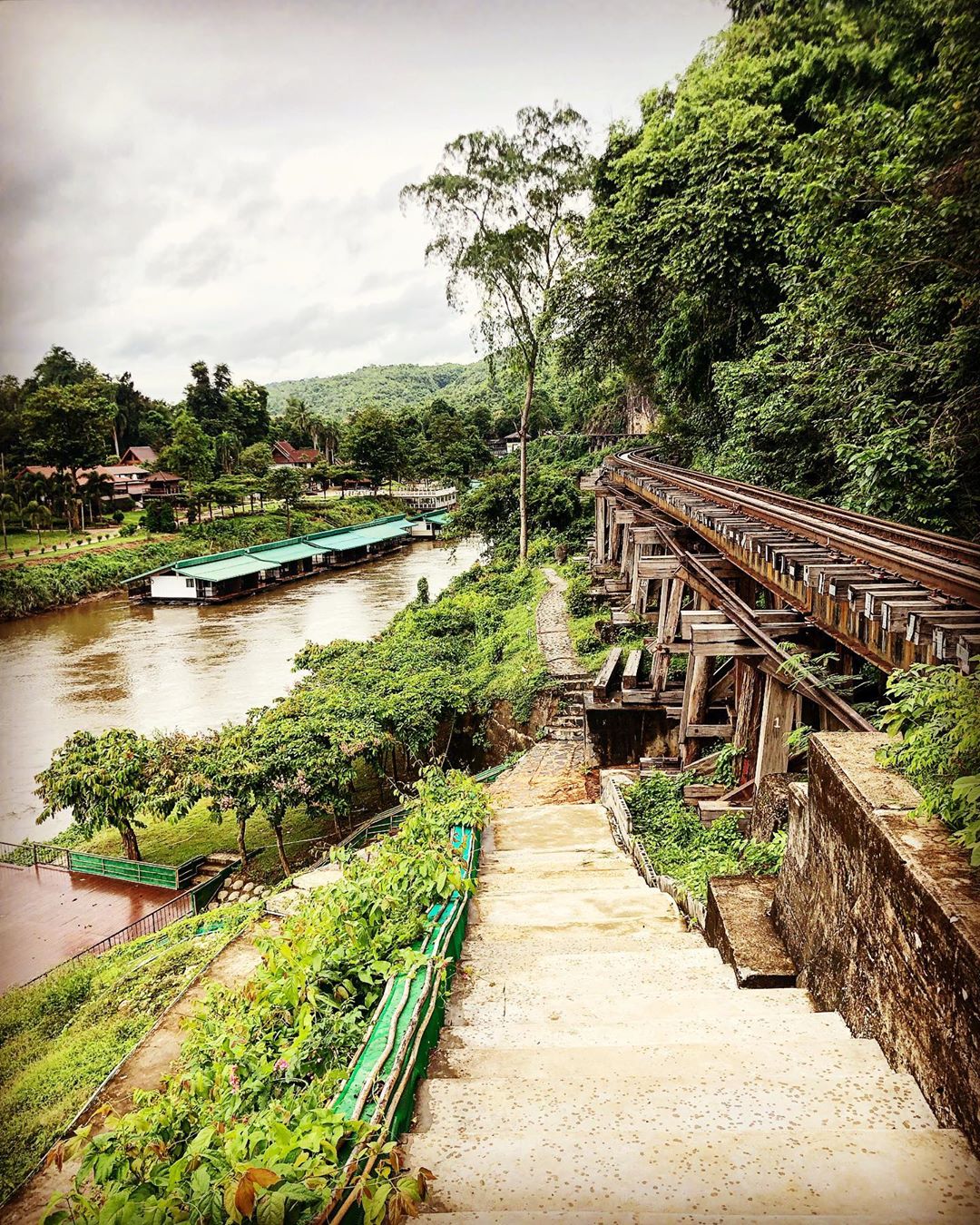 Cầu River Kwai qua năm tháng lịch sử vẫn đẹp như tranh vẽ và là địa điểm nhất định phải tới khi du lịch Kanchanaburi @natpaveeb