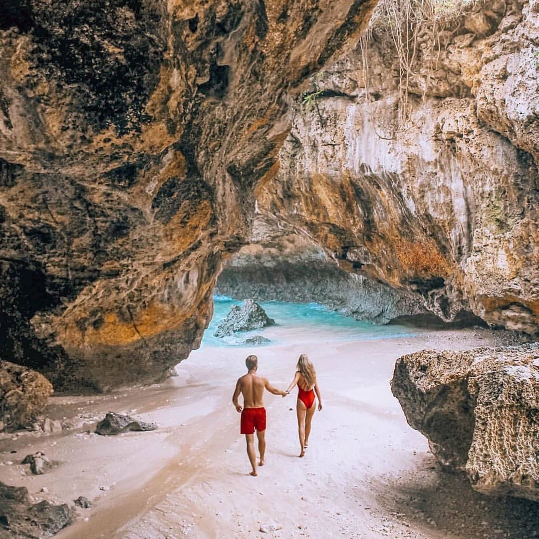 Suluban Beach cũng có biệt danh là "Blue Point". Đường vào Suluban hẹp và dốc đứng xuống những vách đá và các bậc thang đá. Khi bạn vượt qua được chúng và đến nơi, bạn sẽ thấy rằng quả thật xứng đáng bỏ công lặn lội qua một con đường vất vả đến vậy