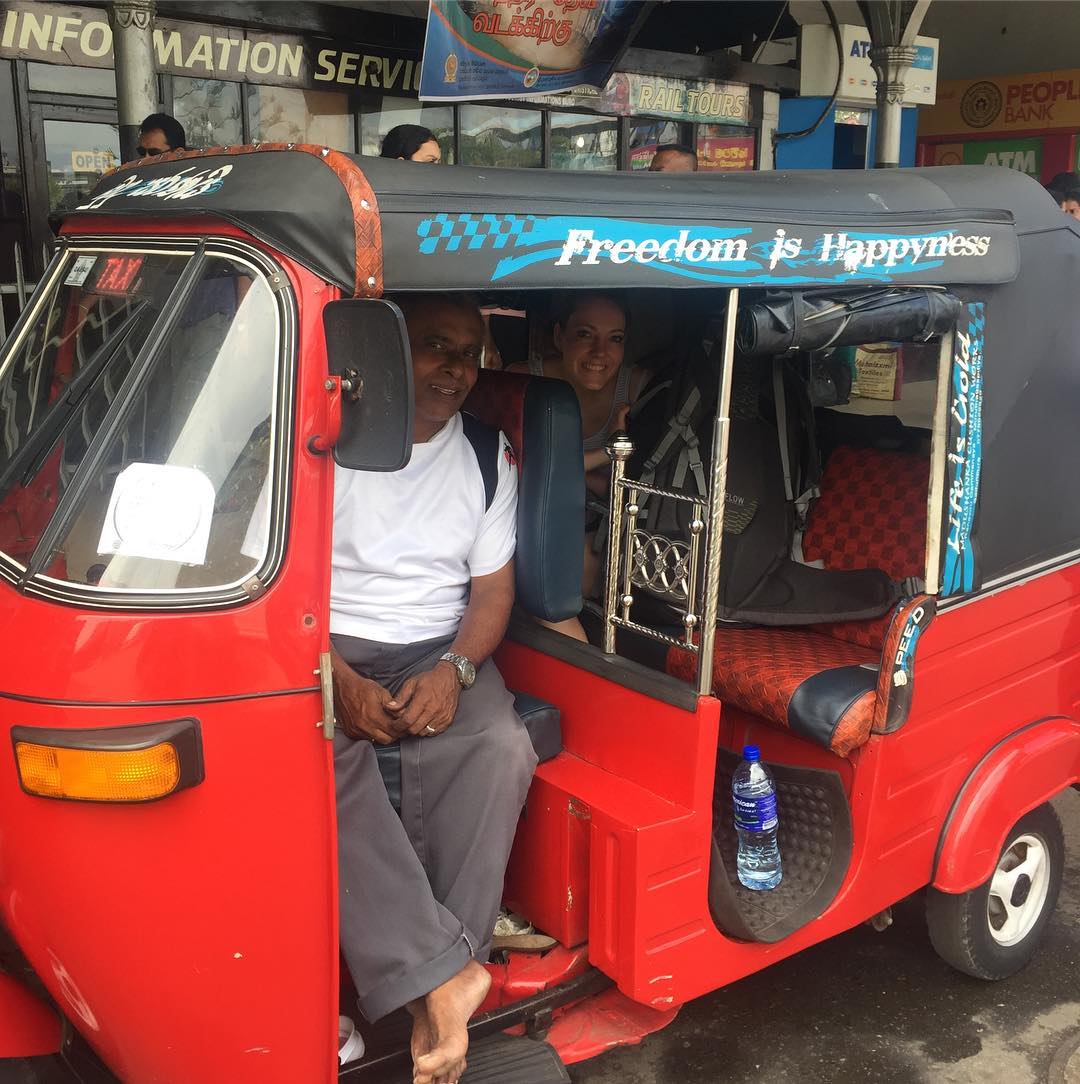 Xe tuktuk là phương tiện di chuyển phổ biến ở Srilanka, tiện lợi và rất rẻ